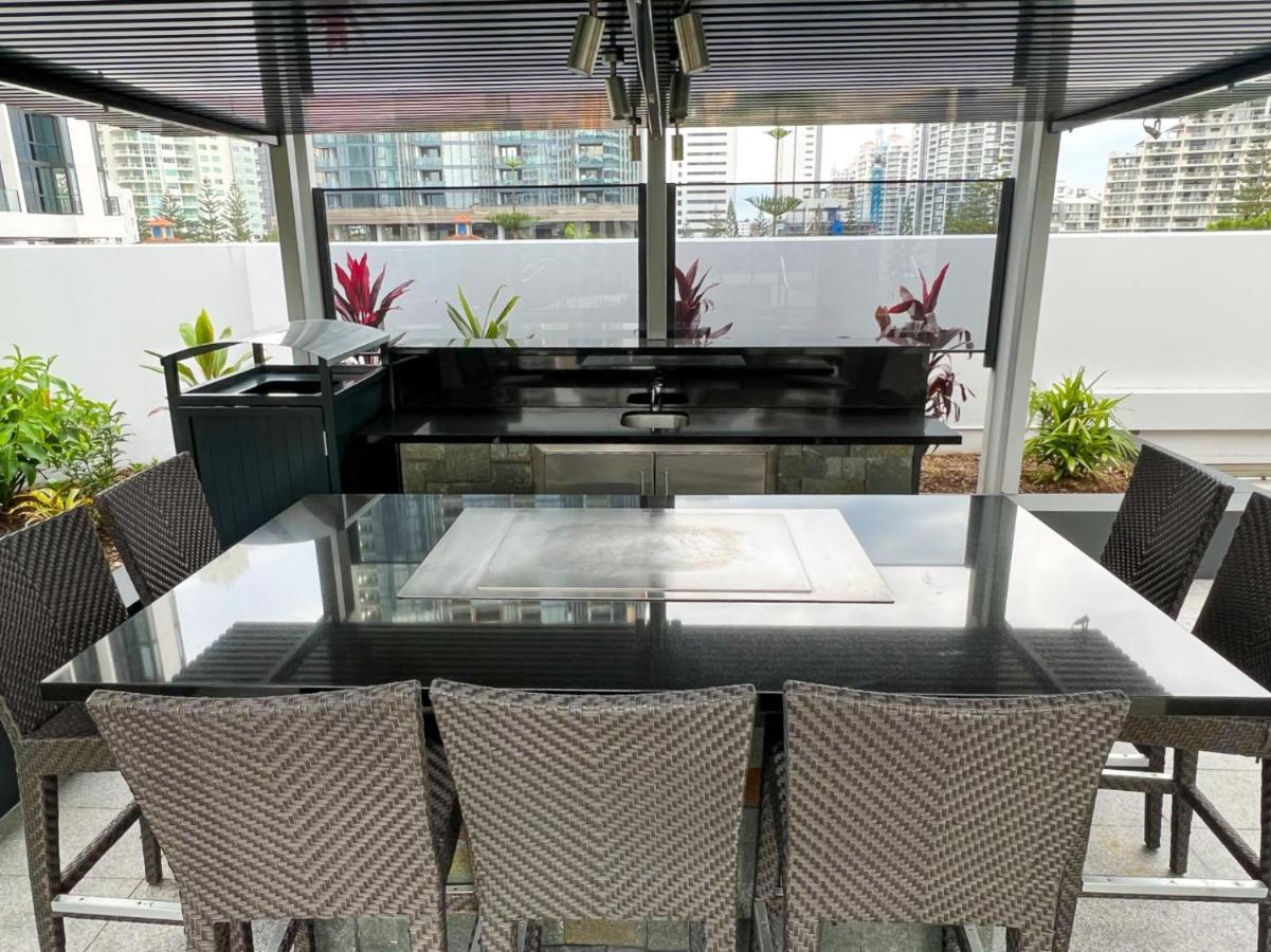 Level 30 Oracle Tower 2 Stunning Views And Free Parking - Gc Getaways Apartment
